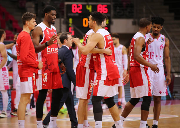 部分人对他 部分人对他